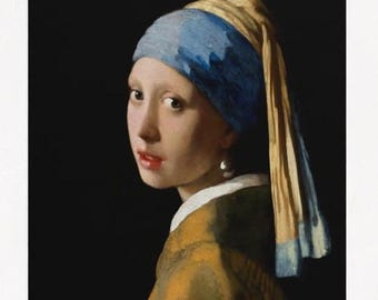 Puede incluir: Una pintura de una joven que lleva un pañuelo azul y amarillo con un pendiente de perla. La mujer mira a la izquierda del espectador y tiene una expresión suave en su rostro.