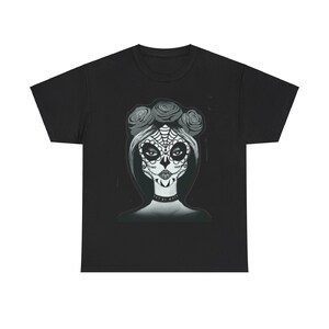 Signature Art von Macy Calavera Queen Tee Schwarz & Weiß bis 5XL