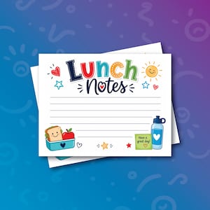 Puede incluir: Una tarjeta rectangular blanca con el texto Lunch Notes en letras coloridas en la parte superior. La tarjeta cuenta con papel rayado para escribir, decorado con ilustraciones de un s&aacute;ndwich sonriente, una manzana roja, una botella de agua azul y un sol.