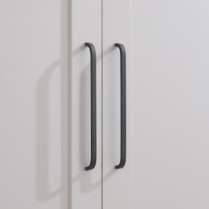 Peut inclure: Gros plan sur une porte d'armoire blanche avec deux poignées en forme de barre incurvée gris foncé. Les poignées sont alignées verticalement et ont un design simple et moderne. La porte de l'armoire est unie et lisse.