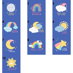 K&ouml;nnte beinhalten: Blauer Hintergrund mit zehn Illustrationen von himmlischen und wetterbezogenen Designs. Jedes Design enth&auml;lt einen l&auml;chelnden Mond, eine Sonne, einen Regenbogen, eine Wolke und Sterne. Text enth&auml;lt "Moon Child", "Believe in MAGIC", "Good night MY LOVE", "Dream BIG", "More HUGS", "Hello WORLD", "Sweet dreams", "Make a wish", "Little STAR" und "Be happy".