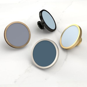 Uchwyty do drzwiczek szuflady szafki w odcieniu szarości, dostępne w kolorze złotym, srebrnym, czarnym i z podstawą w kolorze antycznego złota