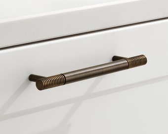 Antique Gold Cabinet Pull Bar Handles. Suitable for all kitchen cabinets and cupboards.  Protective lacquer to prevent tarnishing. 5 sizes