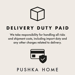 K&ouml;nnte beinhalten: Bild mit dem Text "DELIVERY DUTY PAID" und einer Grafik einer Box, einer Kreditkarte und einem Schild mit einem H&auml;kchen. Der Text besagt, dass der Verk&auml;ufer alle Risiken und Versandkosten &uuml;bernimmt. Der Markenname "PUSHKA HOME" steht unten.