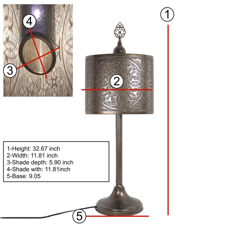 K&ouml;nnte beinhalten: Eine hohe, verzierte Tischlampe mit einem Metallschirm mit geometrischem Muster. Die Lampe ist 83 cm hoch und hat einen 30 cm breiten Sockel.