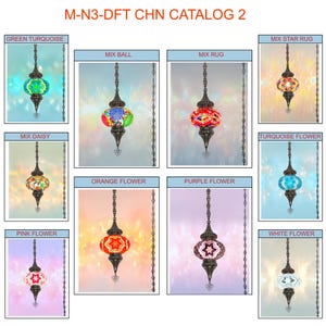 K&ouml;nnte beinhalten: Katalogbild mit verschiedenen bunten Mosaikglas-Pendelleuchten. Jede Lampe hat ein einzigartiges Design, darunter Blumen- und geometrische Muster, mit Farben wie T&uuml;rkis, Orange und Lila. Die Lampen sind an Ketten aufgeh&auml;ngt.