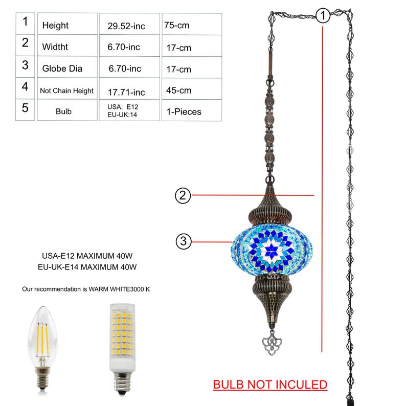 K&ouml;nnte beinhalten: Dekorative H&auml;ngelampe mit Mosaikglasschirm in Blau- und Wei&szlig;t&ouml;nen. Die Lampe ist 75 cm hoch und 17 cm breit. Der Text "BULB NOT INCULED" ist sichtbar.