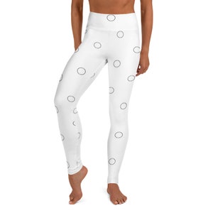 Könnte beinhalten: Weiße Yoga-Leggings mit hohem Bund und einem Muster aus schwarzen Kreisen.