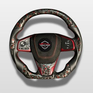 Puede incluir: Volante personalizado con un diseño de fibra de carbono negro y rojo. El volante presenta un agarre de cuero perforado, costuras rojas y detalles rojos alrededor de los controles. El centro del volante tiene un acabado de gamuza negra con el logotipo "TORQUE WEAVE".