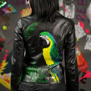 Upcycled Vintage Leather Jacket – Hand-Painted “Punk Parrot” by Mario Oliva, Made in Italy, Women’s XS