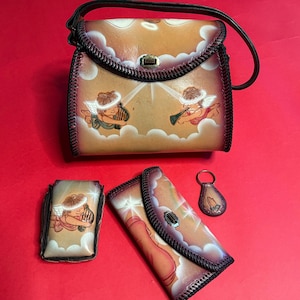 Conjunto de bolso estilo ángel de cuero aerografiado de los años 70: monedero, billetera, llavero y estuche estilo chicano. Arte religioso con aires de lowrider del oeste.