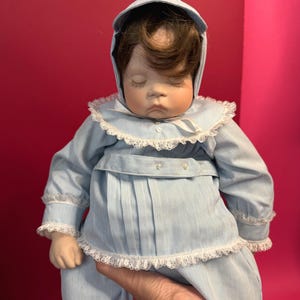1986 Sugar Britches Porcelain Baby Doll – Boots Tyner Vintage 21&quot; Sleepy Doll – Bisque & Cloth – Unique 80s Nursery Decor or Collector Gift