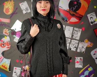 Zestaw wełnianej kamizelki i przypinek vintage – element warstwowy w stylu grunge DIY z przypinkami retro