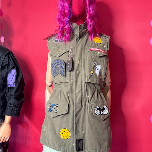 Geüpcycled vest met militaire patch – olijfgroen denim utilityjack, afneembare spelden