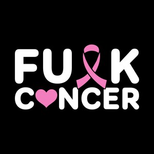 Puede incluir: Fondo negro con las palabras "FUCK CANCER" en letras blancas. La letra "K" se sustituye por una cinta rosa, y la palabra "CONCER" tiene un corazón rosa en lugar de la "O".