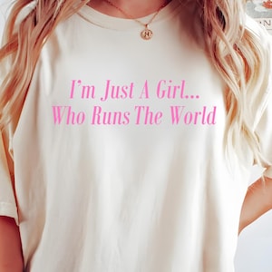 Koszulka Comfort Colors Girl Runs The World | Koszulka Empowering Women | Koszulka z feministycznym sloganem | Koszulka Confident Sassy Girl | Koszulka Strong Women