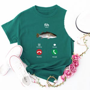 Camiseta divertida con mensaje de pez, camiseta irónica con meme de pez, camiseta sarcástica para pantalla de llamada entrante, ropa con estética extraña, camiseta humorística de pesca imagen 6