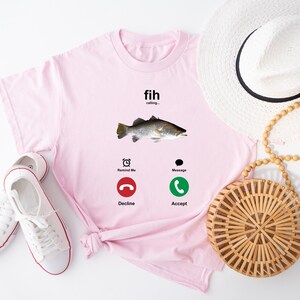 Camiseta divertida con mensaje de pez, camiseta irónica con meme de pez, camiseta sarcástica para pantalla de llamada entrante, ropa con estética extraña, camiseta humorística de pesca imagen 8