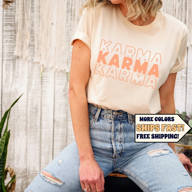 Może przedstawiać: Jasnobeżowy t-shirt z napisem "KARMA" powt&oacute;rzonym trzy razy w układzie warstwowym. Tekst jest w kolorze brzoskwiniowo-pomarańczowym.