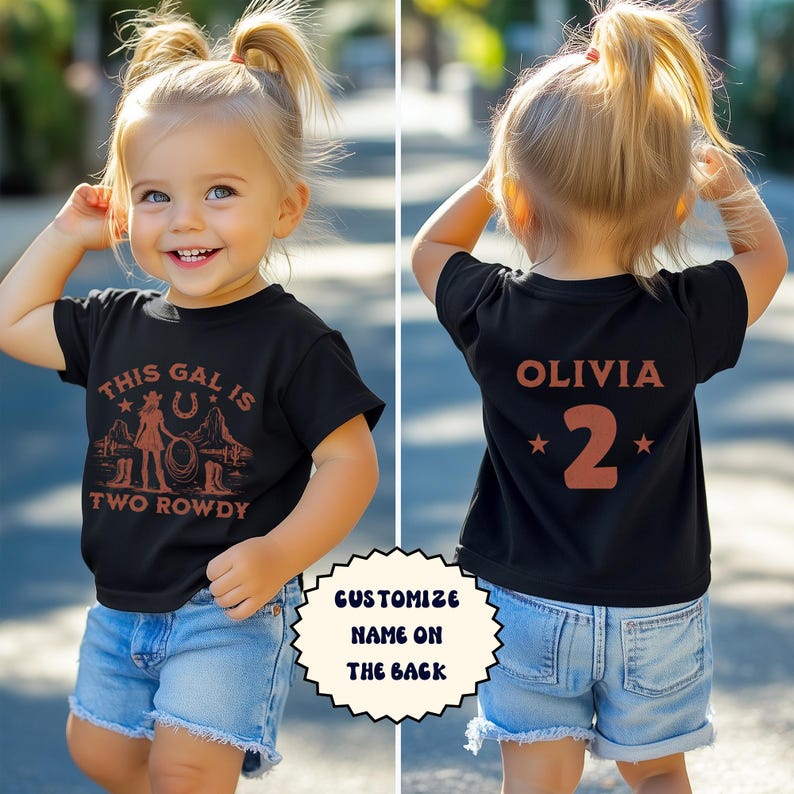 Puede incluir: Camiseta negra con un gr&aacute;fico marr&oacute;n de una ni&ntilde;a con un lazo y el texto "This gal is two rowdy". La parte posterior de la camiseta tiene una estrella marr&oacute;n, el nombre "Olivia" y el n&uacute;mero "2" en marr&oacute;n.