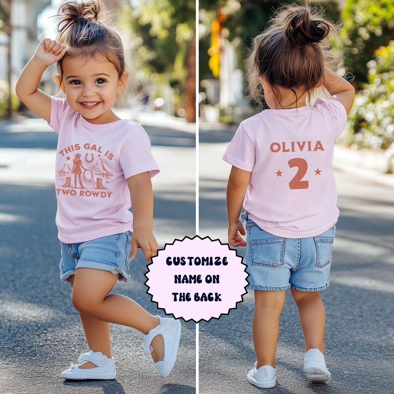 Puede incluir: Camiseta rosa con un gr&aacute;fico de vaquera y el texto "This gal is two rowdy" en la parte delantera. La parte posterior de la camiseta tiene un nombre y un n&uacute;mero en un esquema de color rosa y naranja. El texto en la parte posterior dice "Olivia 2" con estrellas a cada lado del n&uacute;mero.