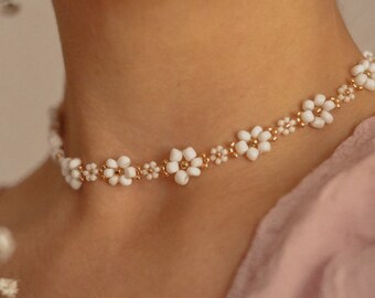 Flower Bead necklace, Daisy bead necklace, Daisy seed bead Necklace, White Flower Choker Short necklace,Wedding,Bridesmaid,Gift for her