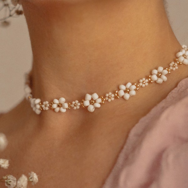 Flower Bead necklace, Daisy bead necklace, Daisy seed bead Necklace, White Flower Choker Short necklace,Wedding,Bridesmaid,Gift for her