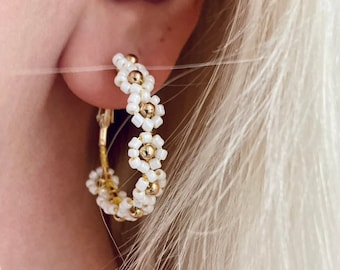Daisy Hoop earring , white daisy hoop earring, Daisy earrings, Daisy flower earrings, Beaded earrings, bead daisy earring hoop, bead hoop