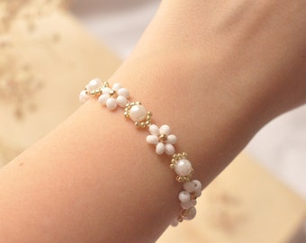 Bead flower bracelet, White dainty bracelet, daisy bracelet, seed bead bracelet,  bridal bracelet, Wedding bracelet, Floral jewelry