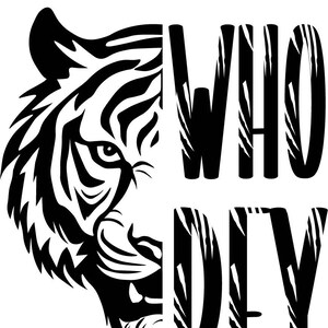 Puede incluir: Dise&ntilde;o gr&aacute;fico en blanco y negro que presenta la cara de un tigre a la izquierda y las palabras "WHO DIY" a la derecha. La cara del tigre est&aacute; detallada con rayas y rasgos faciales. El texto est&aacute; en una fuente audaz y estilizada.
