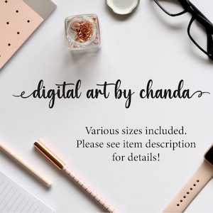 Puede incluir: Vista cenital de un espacio de trabajo con el texto "digital art by chanda". La imagen incluye un cuaderno rosa, bol&iacute;grafos dorados, un reloj inteligente, gafas y un peque&ntilde;o tarro de clips dorados. Texto debajo: "Varios tama&ntilde;os incluidos."