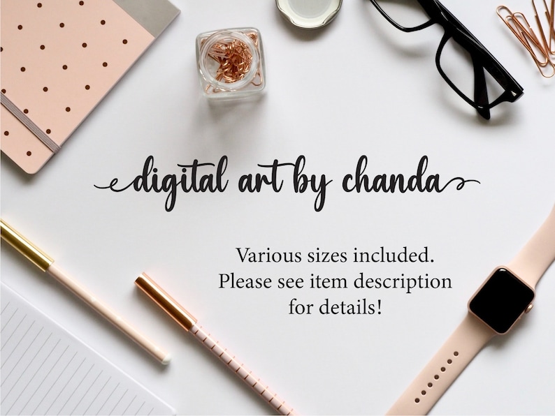 Puede incluir: Vista cenital de un espacio de trabajo con el texto "digital art by chanda". La imagen incluye un cuaderno rosa, bol&iacute;grafos dorados, un reloj inteligente, gafas y un peque&ntilde;o tarro de clips dorados. Texto debajo: "Varios tama&ntilde;os incluidos."