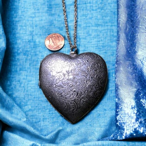 Vintage heart locket, floral heart locket, heart locket, large heart locket, heart necklace, heart jewelry, heart pendant, heart gift,