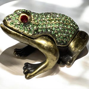 Vintage frog trinket box, gift for her, gift for him, jewelry box, jewelry storage. Crystal frog, frog lovers