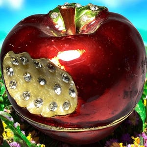 Red apple trinket box with clear crystals. Vintage gift, vintage jewelry box. Vintage gift, gift for mom, teachers gift