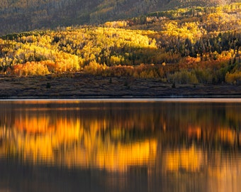 Lac alpin d'automne reflétant les couleurs de l'automne. Téléchargement numérique