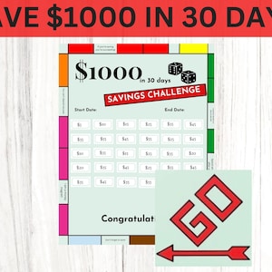 Könnte beinhalten: Eine druckbare Monopoly-inspirierte Spar-Challenge-Tabelle, die Ihnen hilft, in 30 Tagen 1.000 € zu sparen. Die Tabelle hat einen grünen Hintergrund mit roten, gelben und blauen Feldern. Die Tabelle hat einen Titel, der "1.000 € in 30 Tagen Spar-Challenge" lautet.
