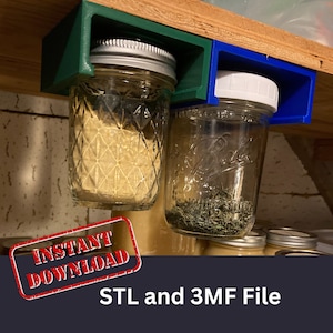 Puede incluir: Organizadores de estantería impresos en 3D para colgar tarros. Los organizadores son verdes y azules y están unidos a una estantería de madera. Los tarros están llenos de especias y hierbas.