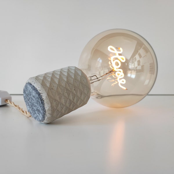 DiamondGlow "Home" - Kleine Tischlampe in Rautenoptik, Betonlampe, Schreibtischlampe, Nachttischlampe, Lampe Dimmbar