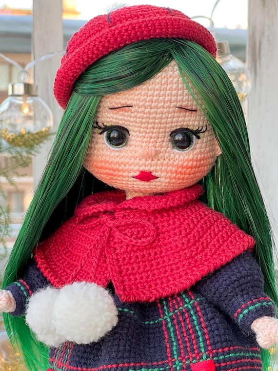 編みの人形 赤い帽子 緑色 ララドールのかぎ針編みパターン：英語の