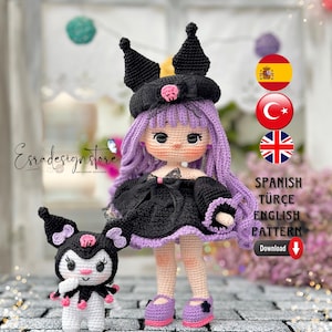 Puede incluir: Patrón de amigurumi de crochet en español, turco e inglés. La muñeca lleva un vestido negro con un sombrero morado y tiene un compañero gato blanco y negro.