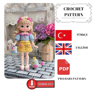 Könnte beinhalten: Eine gehäkelte Puppe mit blonden Haaren, die ein blaues Oberteil und einen gelben Rock trägt. Die Puppe hält eine kleine blaue Handtasche. Ein gehäkelter Vogel und die Worte "CROCHET PATTERN" sind ebenfalls zu sehen.