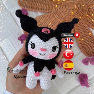 Puede incluir: Patrón de amigurumi de crochet para un personaje Kuromi blanco y negro con detalles rosas. El patrón está disponible en inglés, turco y español. ¡Descarga el patrón hoy!