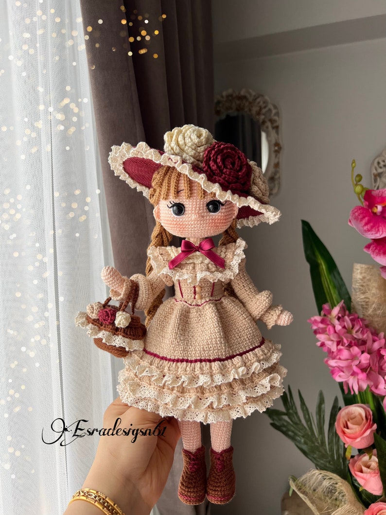 Josephine bambola modello inglese modello bambola vintage, bambola all'uncinetto, bambola a maglia immagine 2