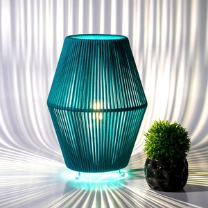 Modern handgjord bordslampa i rep - modern stil. Tillverkad av Really Nice Lamps.