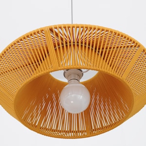 Lampada a sospensione moderna in corda realizzata a mano - Stile contemporaneo. Realizzata da Really Nice Lamps.