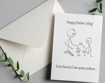 Könnte beinhalten: Eine weiße Vatertagskarte mit einer Strichmännchen-Illustration eines Elternteils und eines Kindes. Auf der Karte steht "Happy Father's Day!" und "To be honest I am quite jealous..." Ein cremefarbener Umschlag liegt neben der Karte.