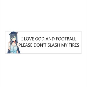 Puede incluir: Una pegatina para parachoques con una chica de dibujos animados de pelo negro y ojos verdes. El texto de la pegatina dice "Me encanta Dios y el fútbol. Por favor, no me pinches las llantas."