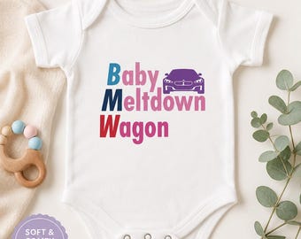 Rolig babybody med meltdown-motiv | Babybody för bilälskare | Ny babypresent | Babyshowerpresent | Söt spädbarnsoutfit | BMW-inspirerad humor