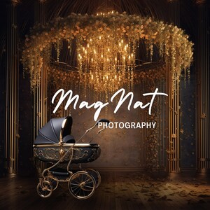 K&ouml;nnte beinhalten: Ein schwarzer und goldener Kinderwagen mit filigranen Details steht in einem Raum mit einem floralen Torbogen und einem Kronleuchter. Der Text "Mag Nat Photography" ist im Bild sichtbar.